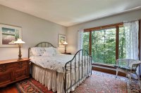 102 East Ash Hawk Inn and Mountain Resort
